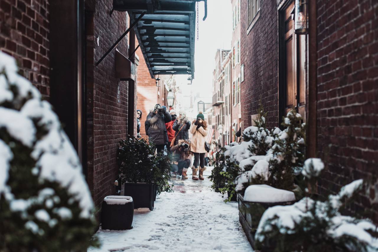 nieve, invierno, blanco, frío, clima, gente, mujer, hombre, imagen, fotografía, foto, calle, callejón, edificio, establecimiento, almacenar, tienda,