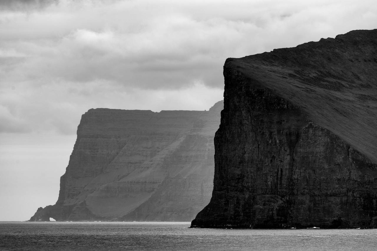 alto, océano, acantilados, agua, aire libre, naturaleza, cielo, nubes, montañas, blanco y negro, temperamental, sombrío, dramático, costa, rocas, paisaje,