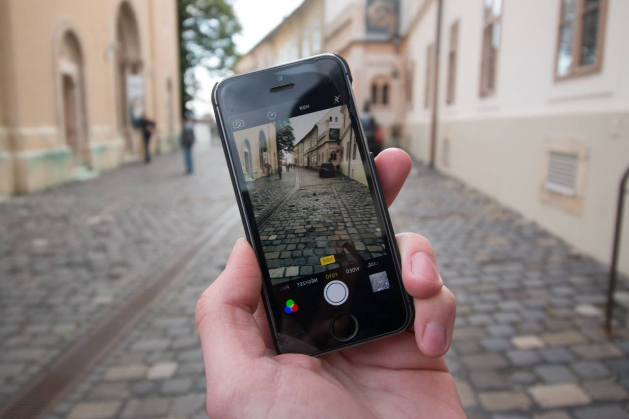 technology, gadgets, photography, iphone, smartphone, mobile, cobblestones, alleys, people, architecture, still, bokeh
, 