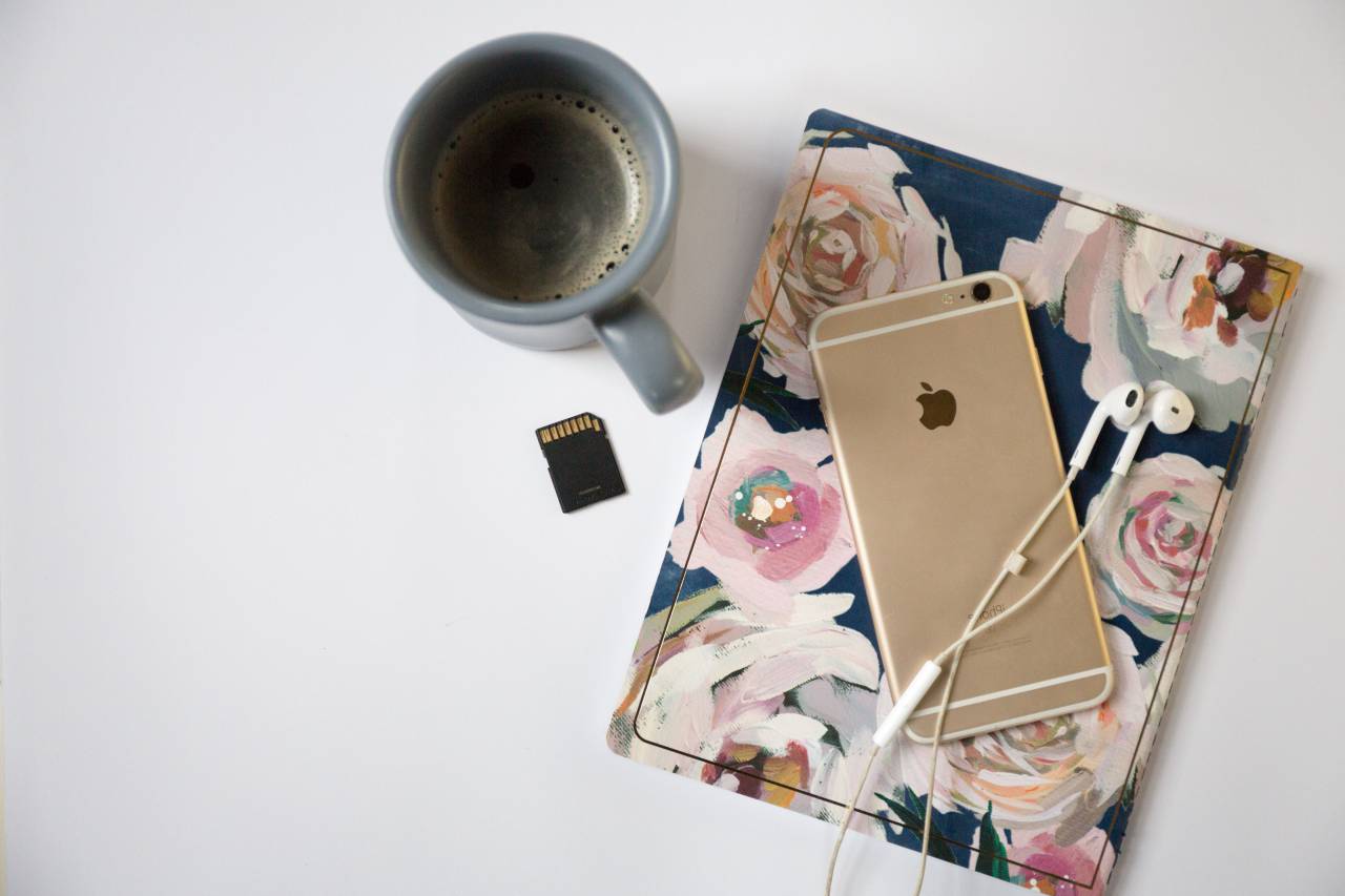 superior, espacio de trabajo, oficina, teléfono inteligente, tecnología, negocios, teléfono, freelance, plano, copyspace, dispositivos, café, taza, taza, diario, auriculares,