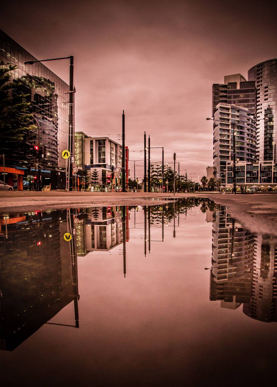 urbano, ciudad, reflexión, edificio, establecimiento, arquitectura, nubes, cielo, calle, camino, apartamento, oficina, semáforo, poste,
