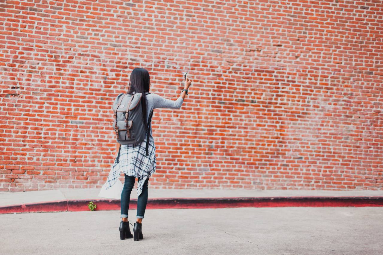 Pared, ladrillos, espalda, mujer, mujer, niña, mochila, moda, modelo, selfie,