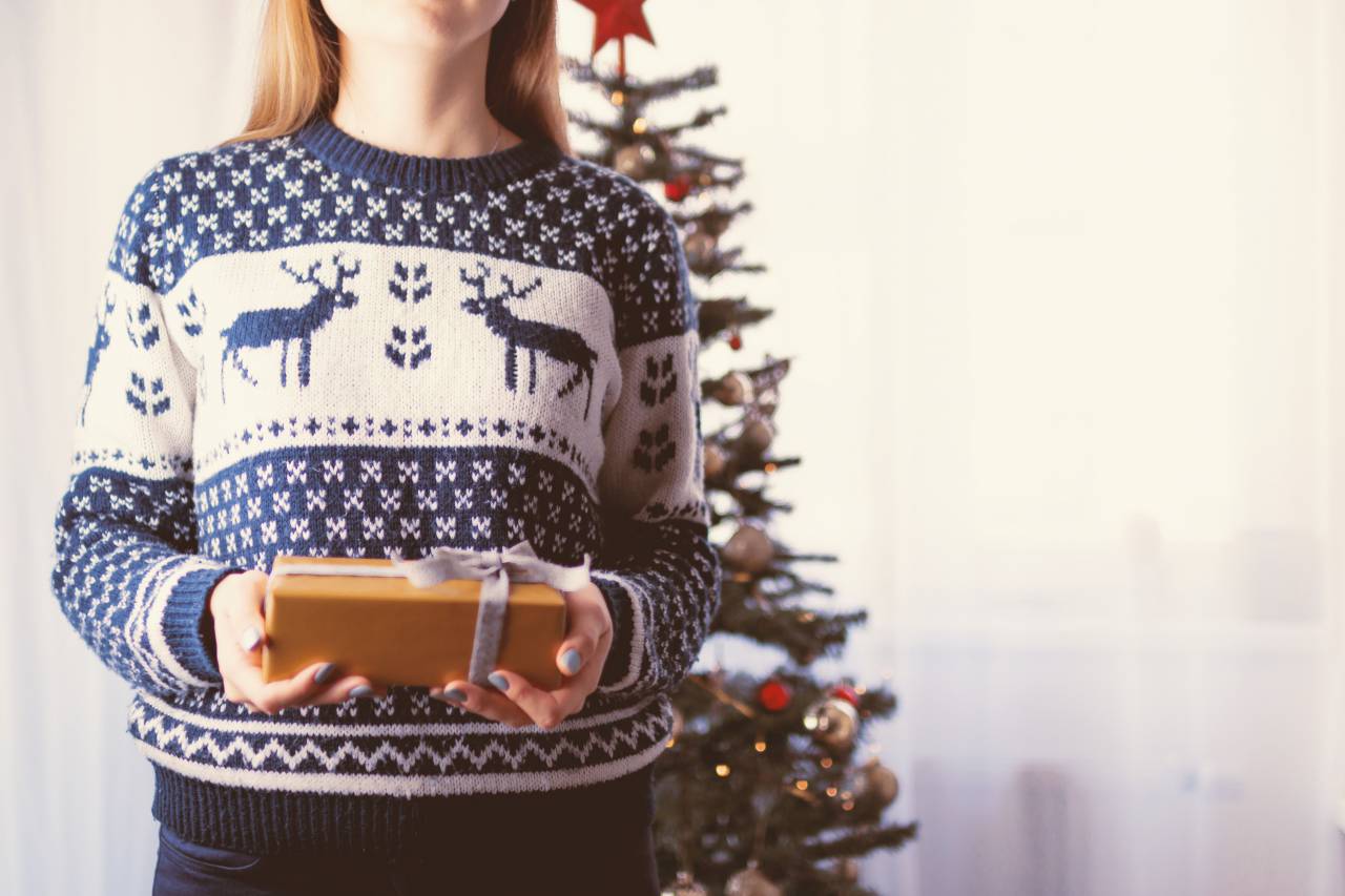 mujer, presente, navidad, chucherías, árbol de navidad, decoraciones, regalo, niña, manos, adentro, gente, rojo, suéter, árbol, blanco, reno,