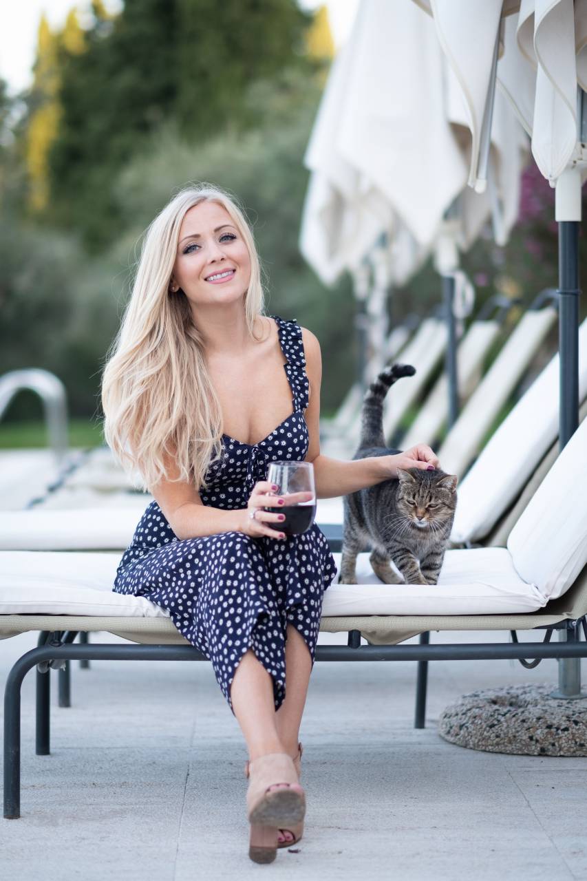 mujer, verano, vestir, moda, vino, gato, sentado, al aire libre, casual, hembra, niña, persona, rubia, salón, día, sonreír, mascota, felino,