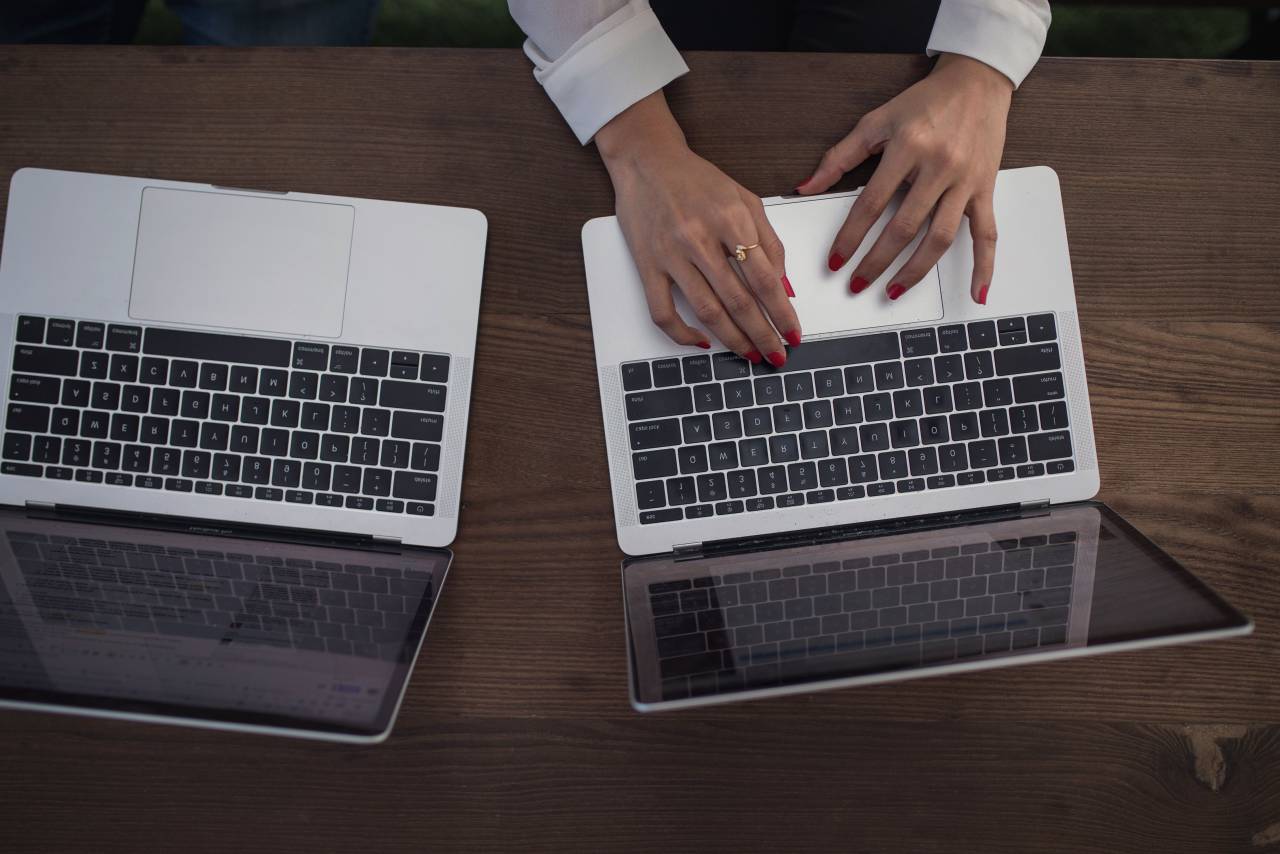 mujer, mecanografía, portátil, antena, parte superior, escritorio, lugar de trabajo, oficina, corporativo, negocio, macbook, inalámbrico, internet, red, dispositivo digital, móvil, mesa,