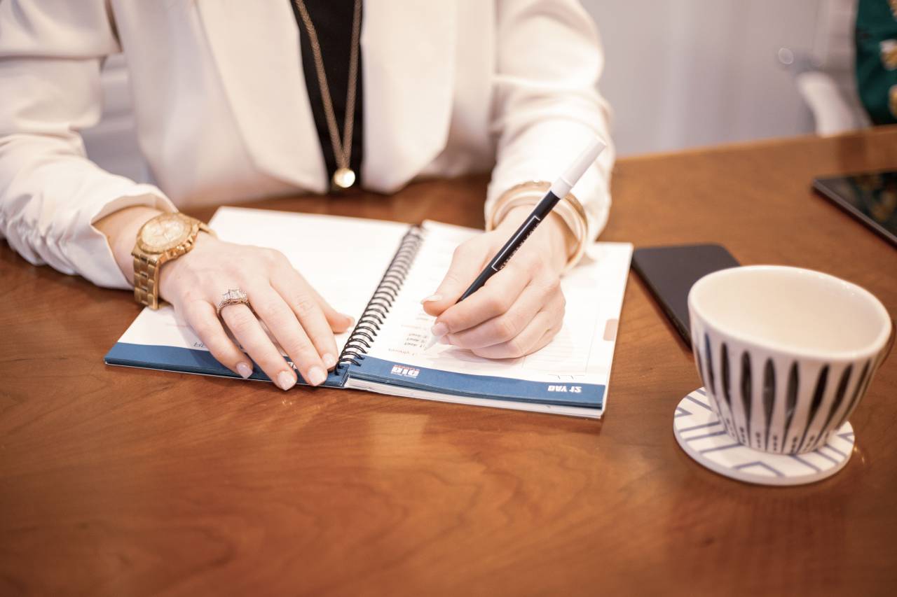 escritura, carta, mano, nota, bolígrafo, papel, cuaderno, mujer, hembra, diario, anillo, diario, trabajo, persona, escritorio, vaso, reloj, profesional,