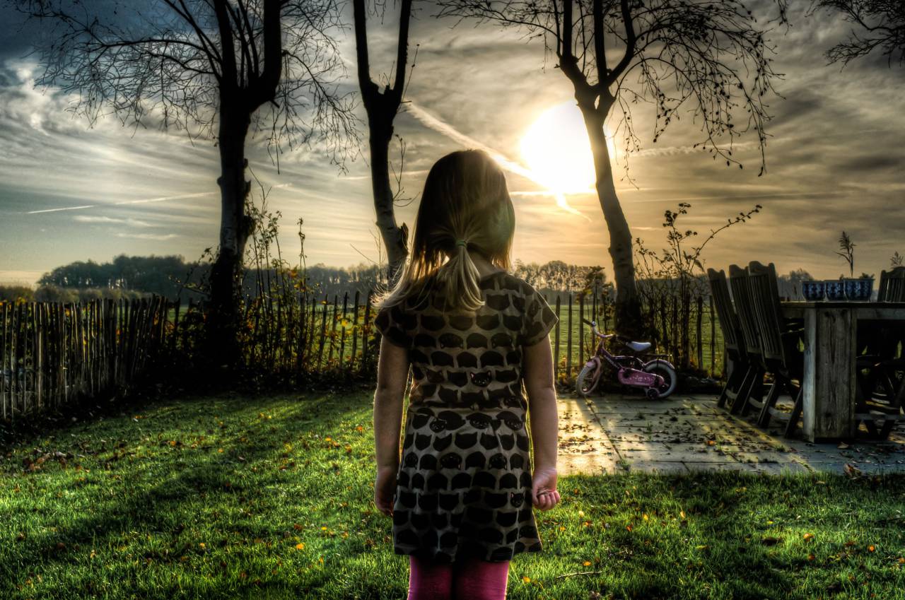 Joven, niña, niño, bicicleta, patio, valla, césped, puesta de sol, cielo, nubes, árboles, HDR,