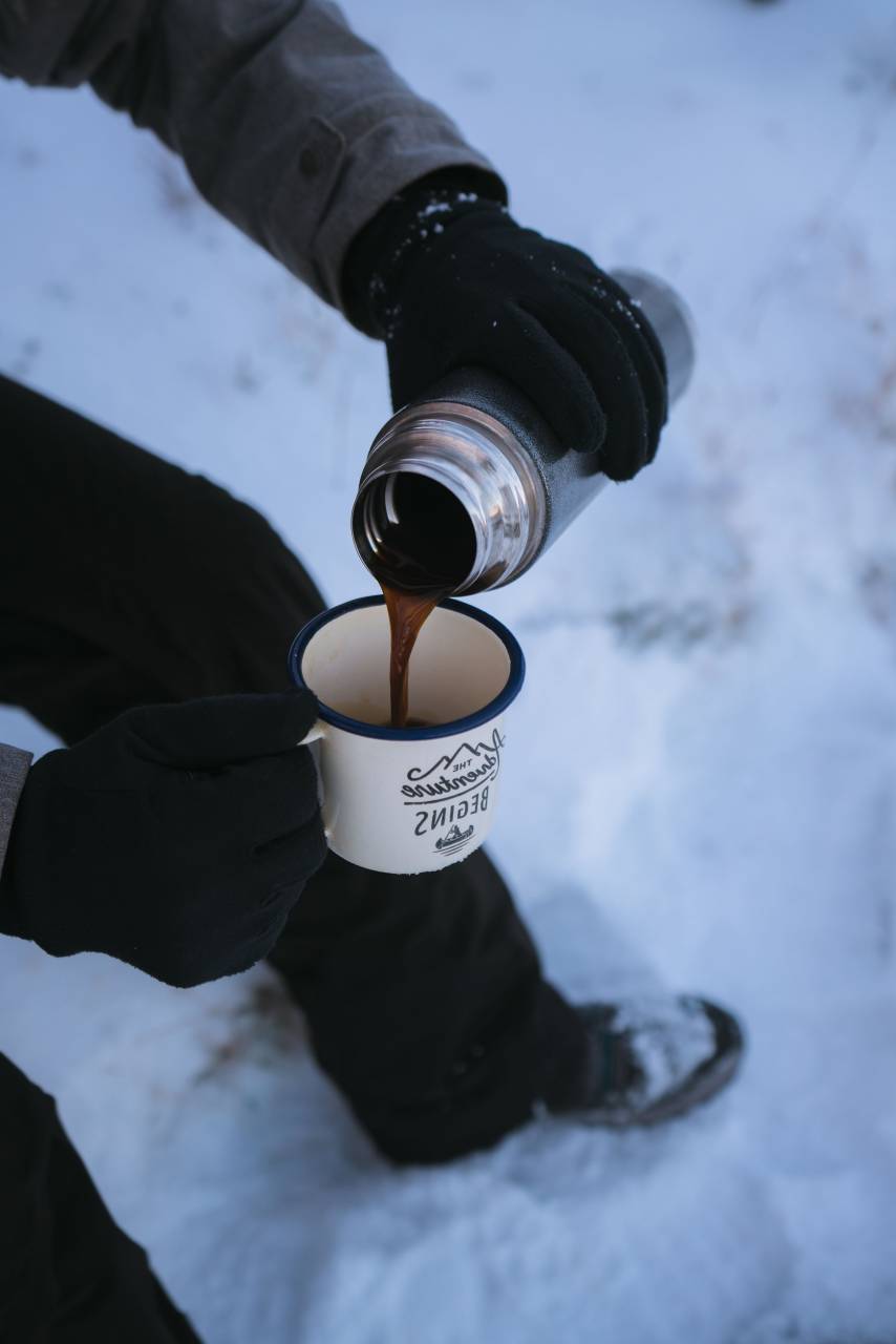 aventura, café, jarra, vaso, frío, comida, beber, escarcha, caminata, hombre, al aire libre, persona, recreación, nieve, viajar, invierno,