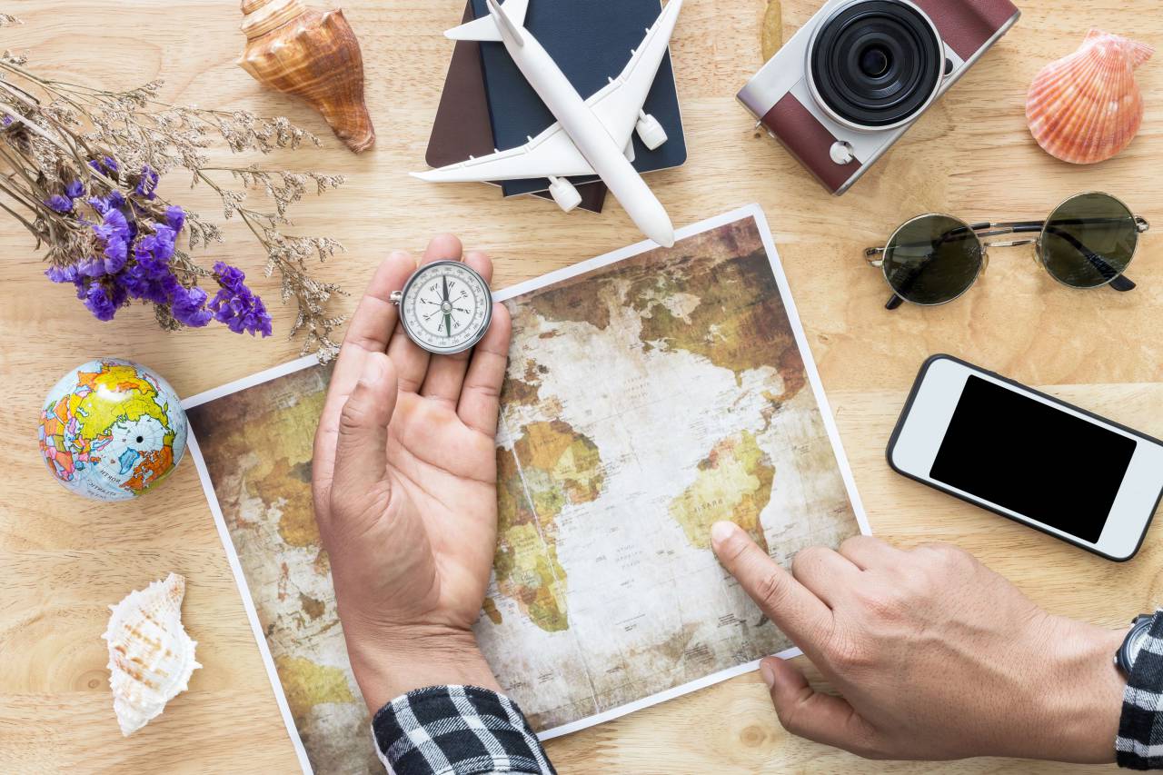 fondo, viaje, concepto, casual, cámara, accesorios, hipster, verano, pasaporte, ver, vacaciones, parte superior, gafas, vendimia, vacaciones, zapatos, teléfono, sombrero, viaje, gafas de sol, retro, moderno, mapa, reloj, aventurero, billetera, teléfono celular, obj,