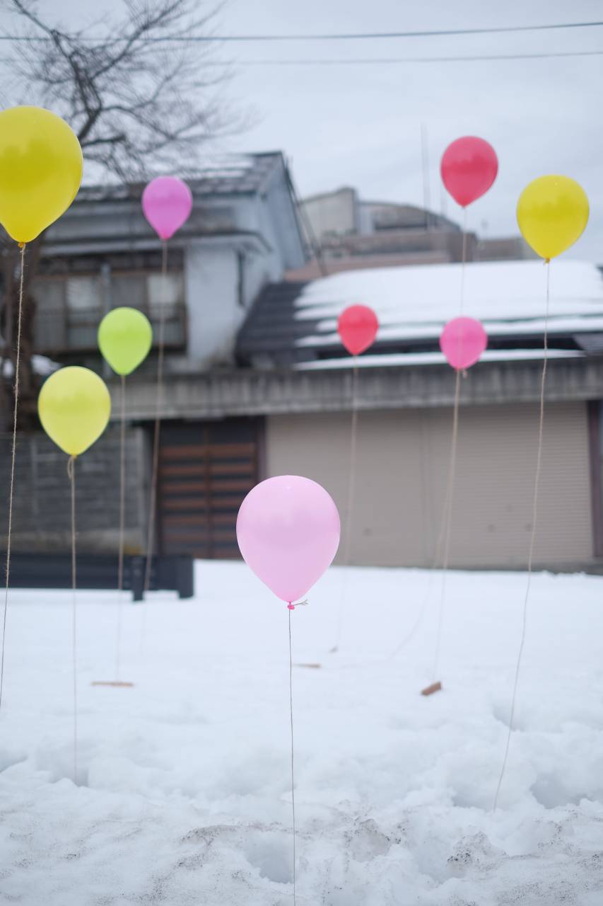 Globos, fiesta, nieve, camino de entrada, casa, invierno, frío, hogar, cumpleaños,