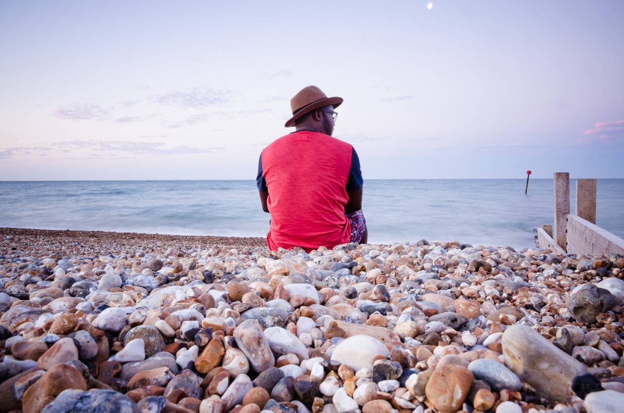 playa, rocas, océano, mar, apuntalar, horizonte, agua, cielo, chico, hombre, sombrero, gafas, gente, negro, afroamericano,