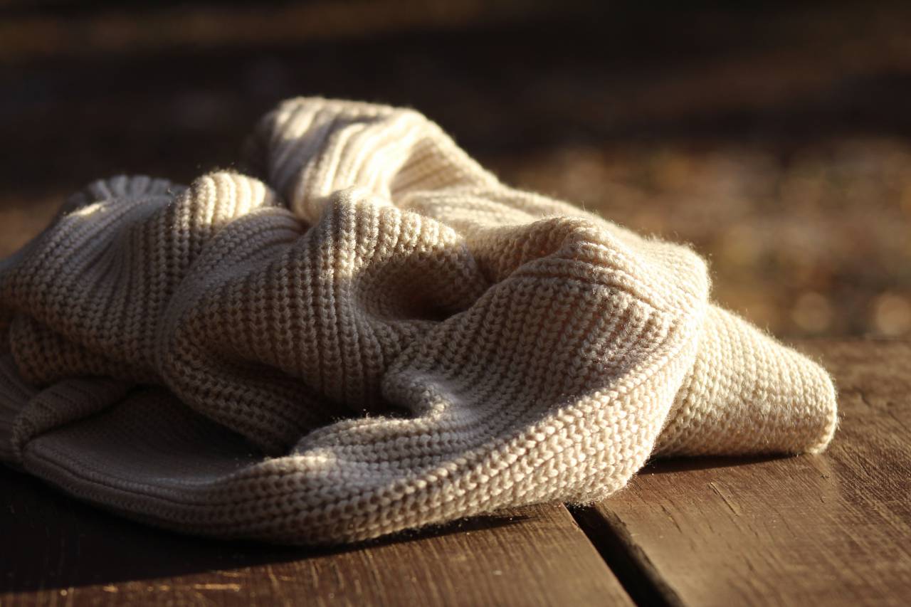 bokeh blur, clothing, sweater, wooden, floor
, 