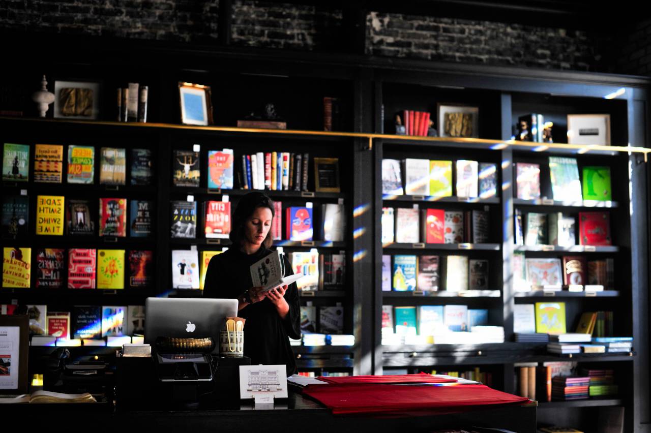 libros, venta, conocimiento, almacenar, educación, mesa, ordenador portátil, computadora, manzana, tecnología, gente, niña, solo, lectura, escuela, estudiante,