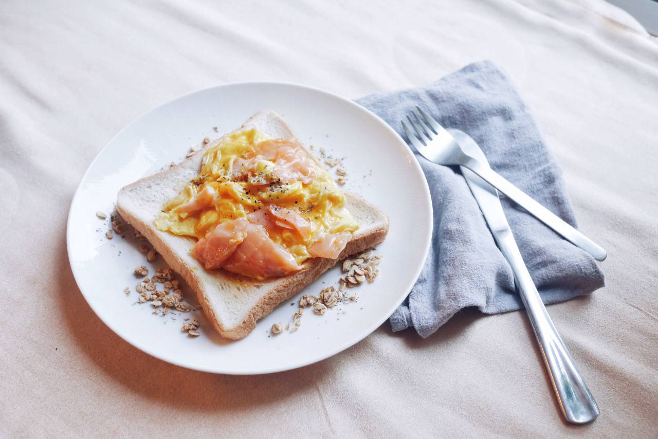 Desayuno, salmón ahumado, salmón, brunch, tostadas, pan, scrambledeggs, huevos, mañana, plato, mesa, comida,