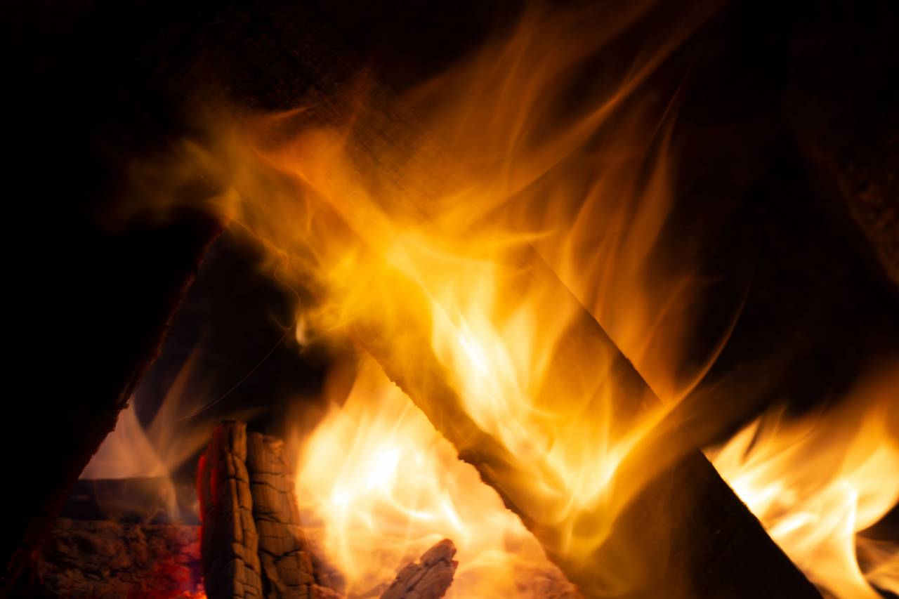 acampar, fuego, llamas, noche, leña, ardiente, calentar, quemar, caliente, calor, combustible, camping, resplandor, naranja, calor, luz, iluminación, resplandor, troncos,