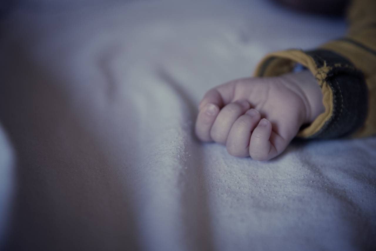 child, person, people, hand, fingers, lay, lie, sleep, bed, covers, still, bokeh, family, baby
, 