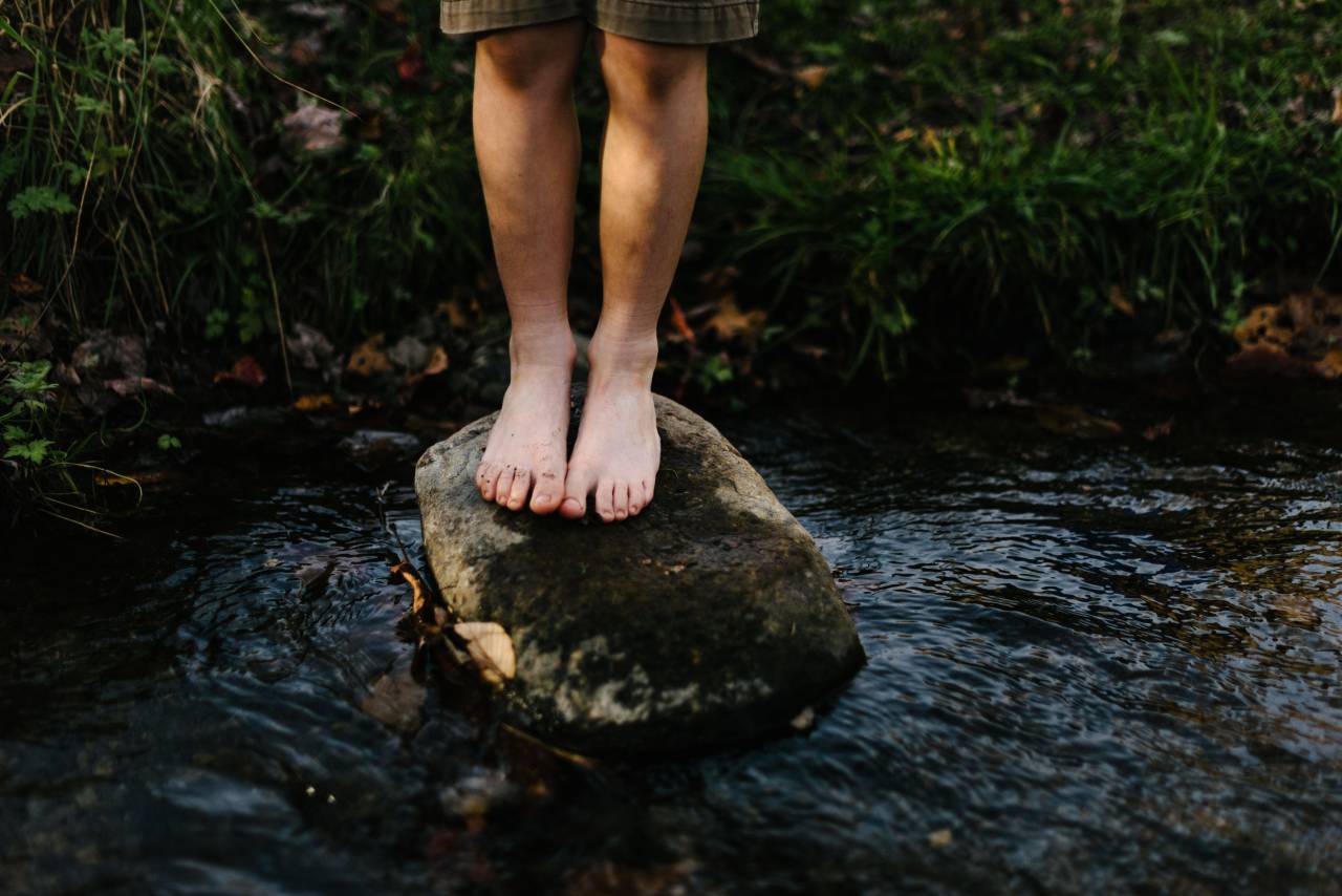 niño, persona, gente, piernas, pies, descalzo, soporte, piedras, rocas, arroyo, arroyo, plantas, césped, arbustos, naturaleza, viajar,