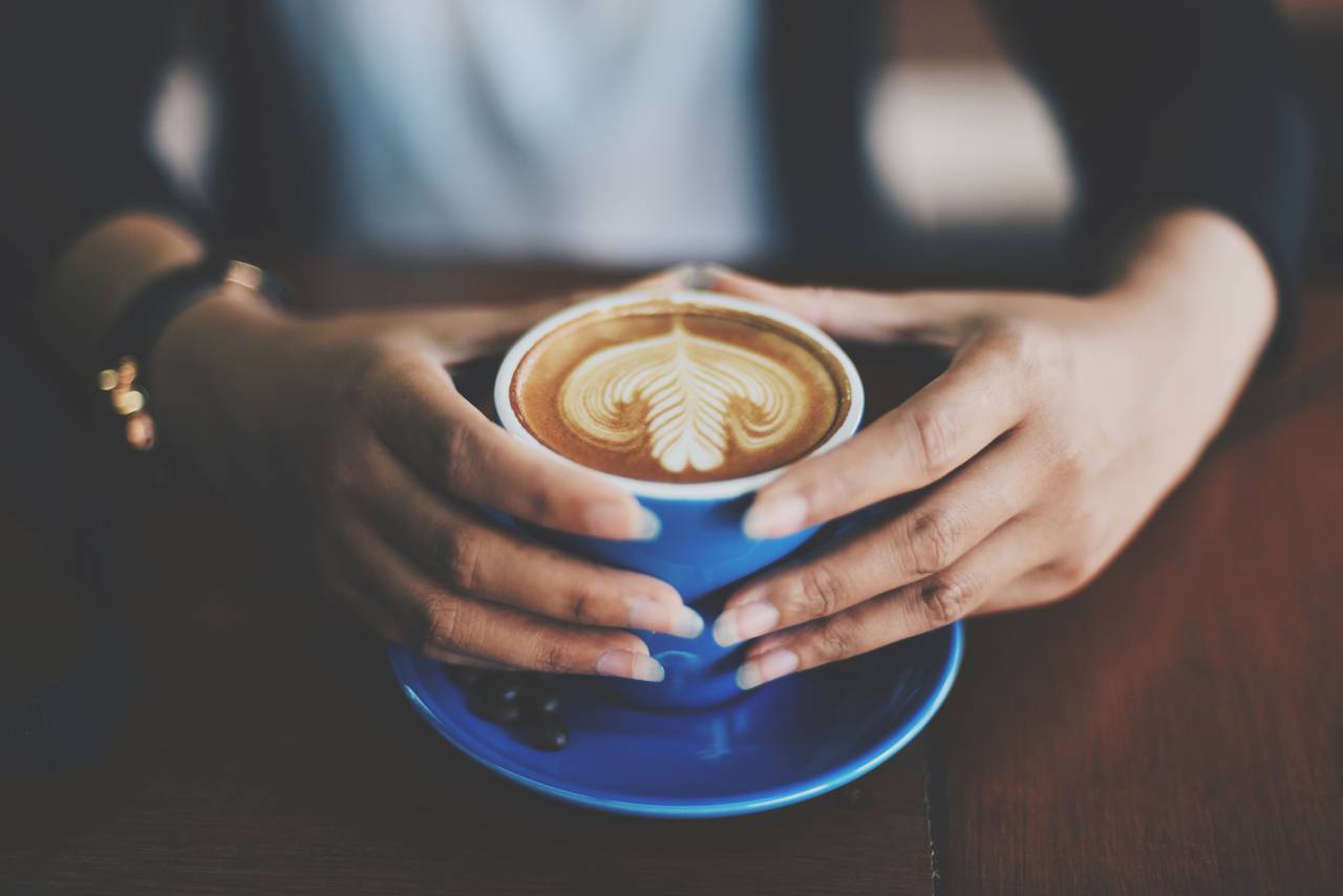 Café, latté, arte, café exprés, cafetería, caffelatte, vaso, de madera, mesa, marrón, manos,