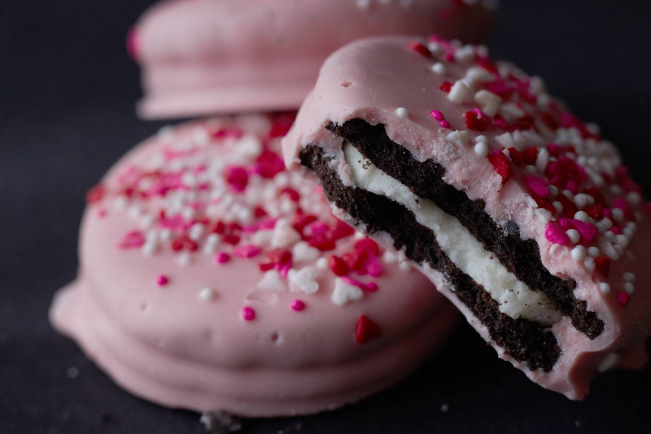 Colorido, galletas, dulces, dulces, horneados, tratar, morder, crema, rosa, helado, chocolate, plato, postre, cerrar, comida, rocía, gourmet,