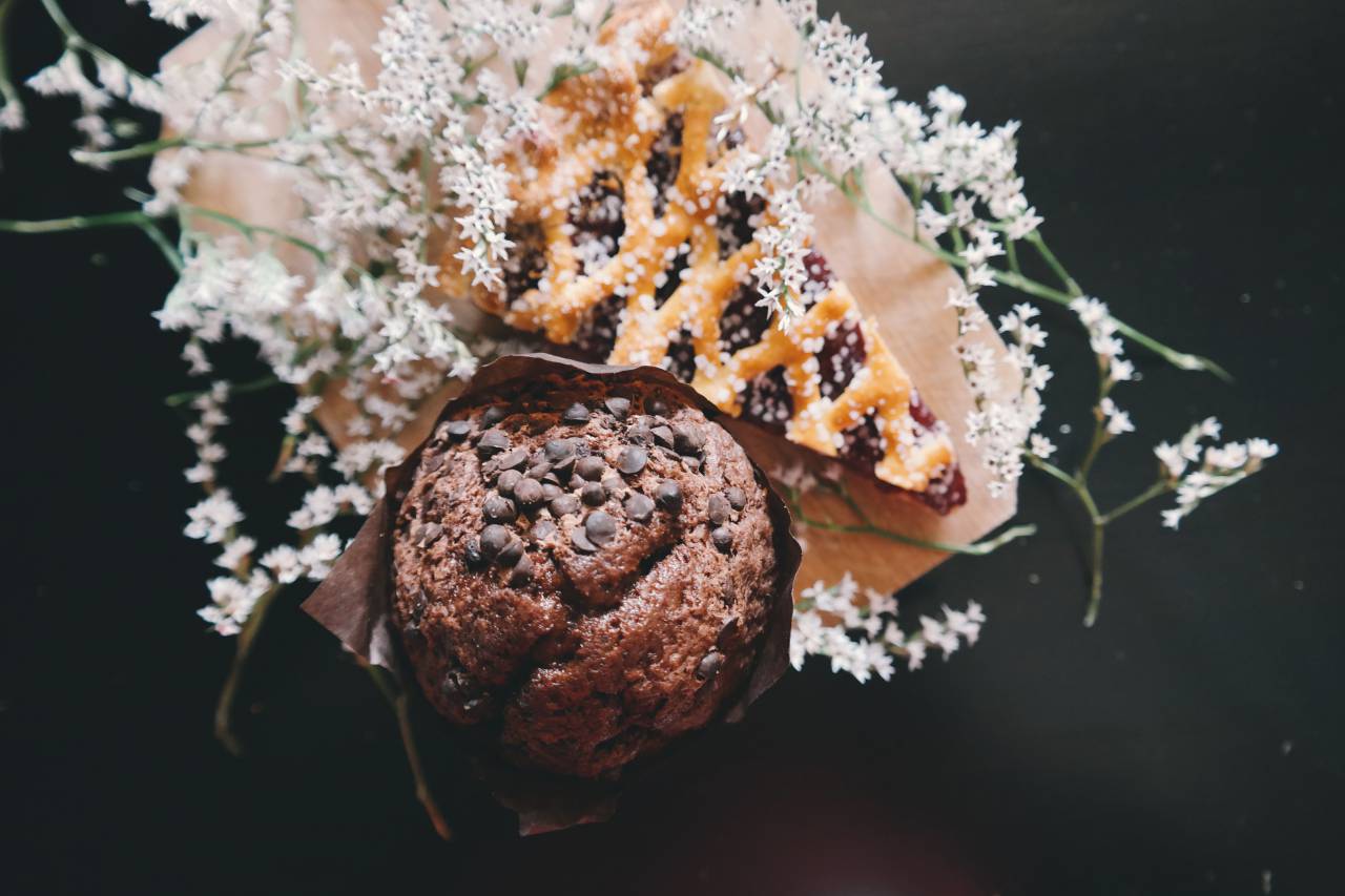Magdalena, muffin, tarta, pastelería, hornear, comida, comer, postre, chispas de chocolate, flor, mantel, restaurante,
