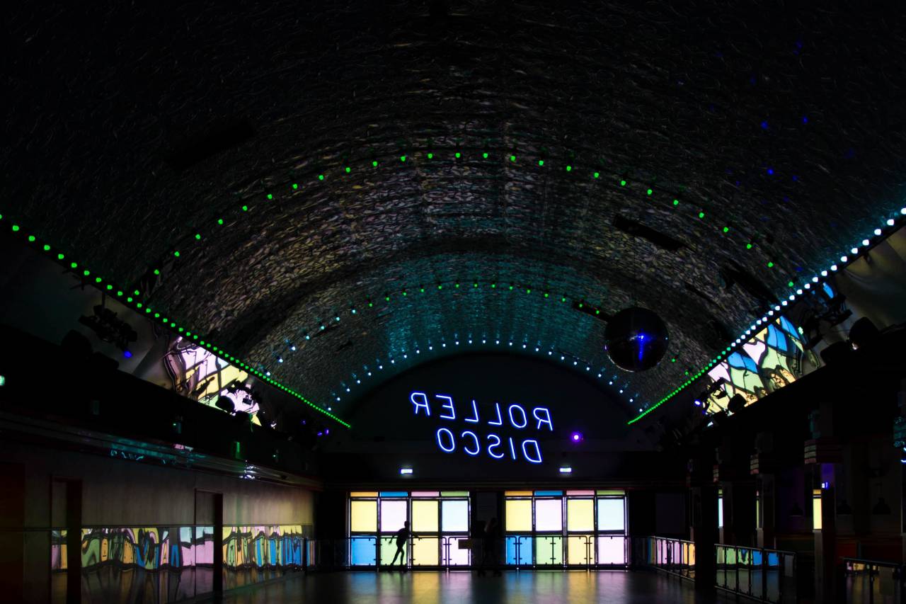 Oscuro, interior, gimnasio, rodillo, discoteca, edificio, espejo, vidrio, cúpula,