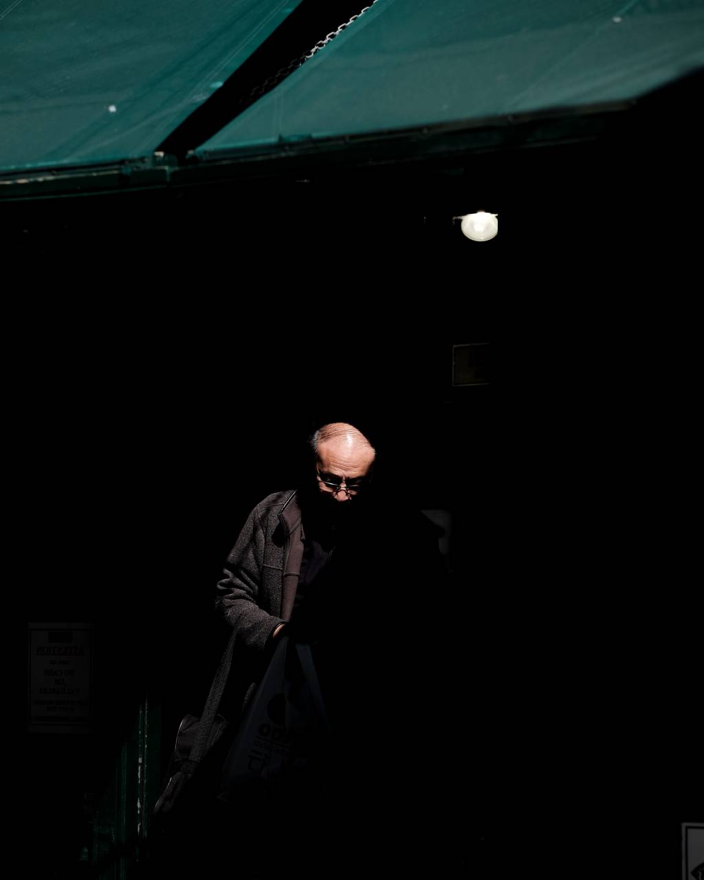 oscuro, luz, gente, viejo, hombre,
