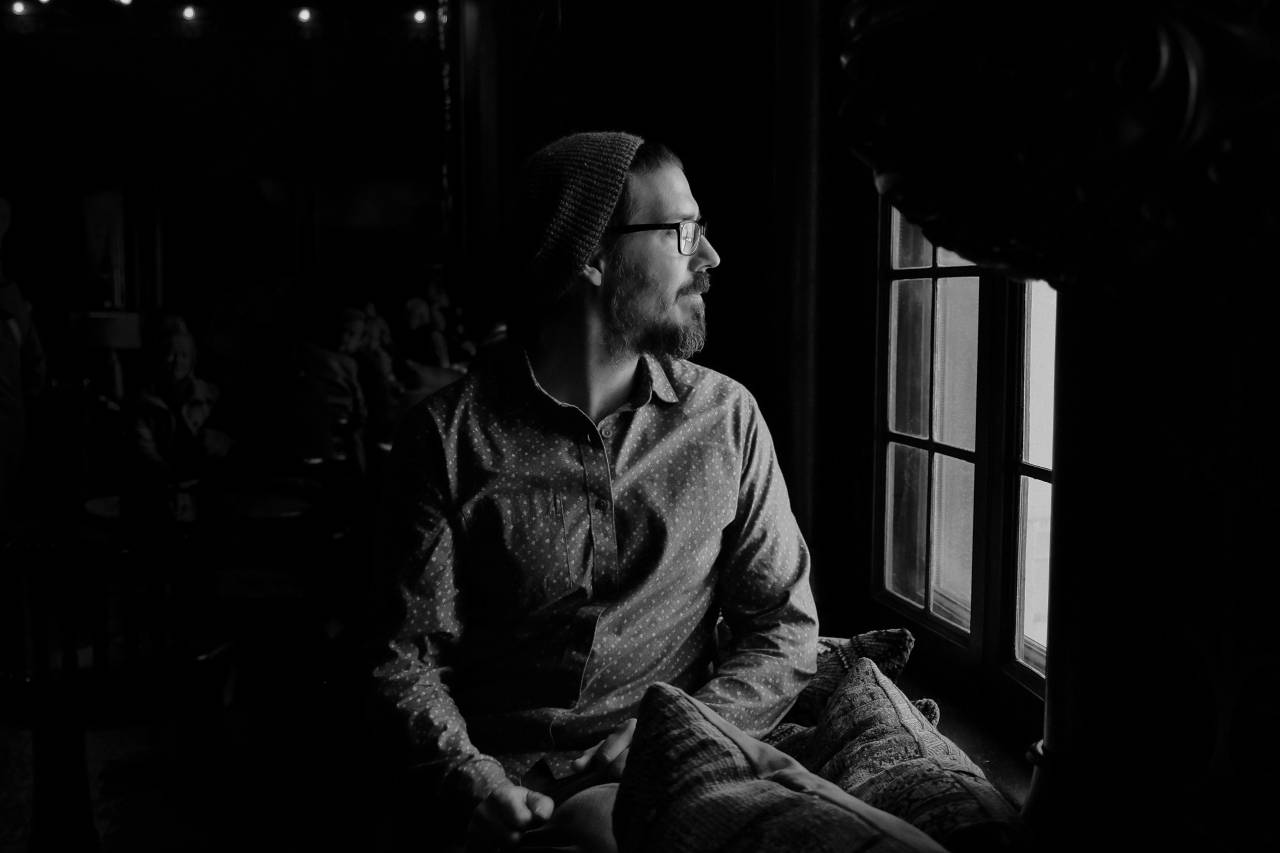 dark, room, inside, people, man, alone, sad, thinking
, 