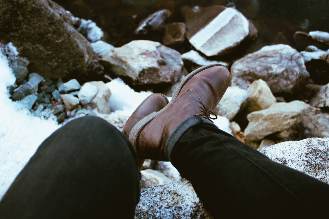 botas, cuero, gente, hombre, pantalones, pies, piso, rocas, suela, zapatos