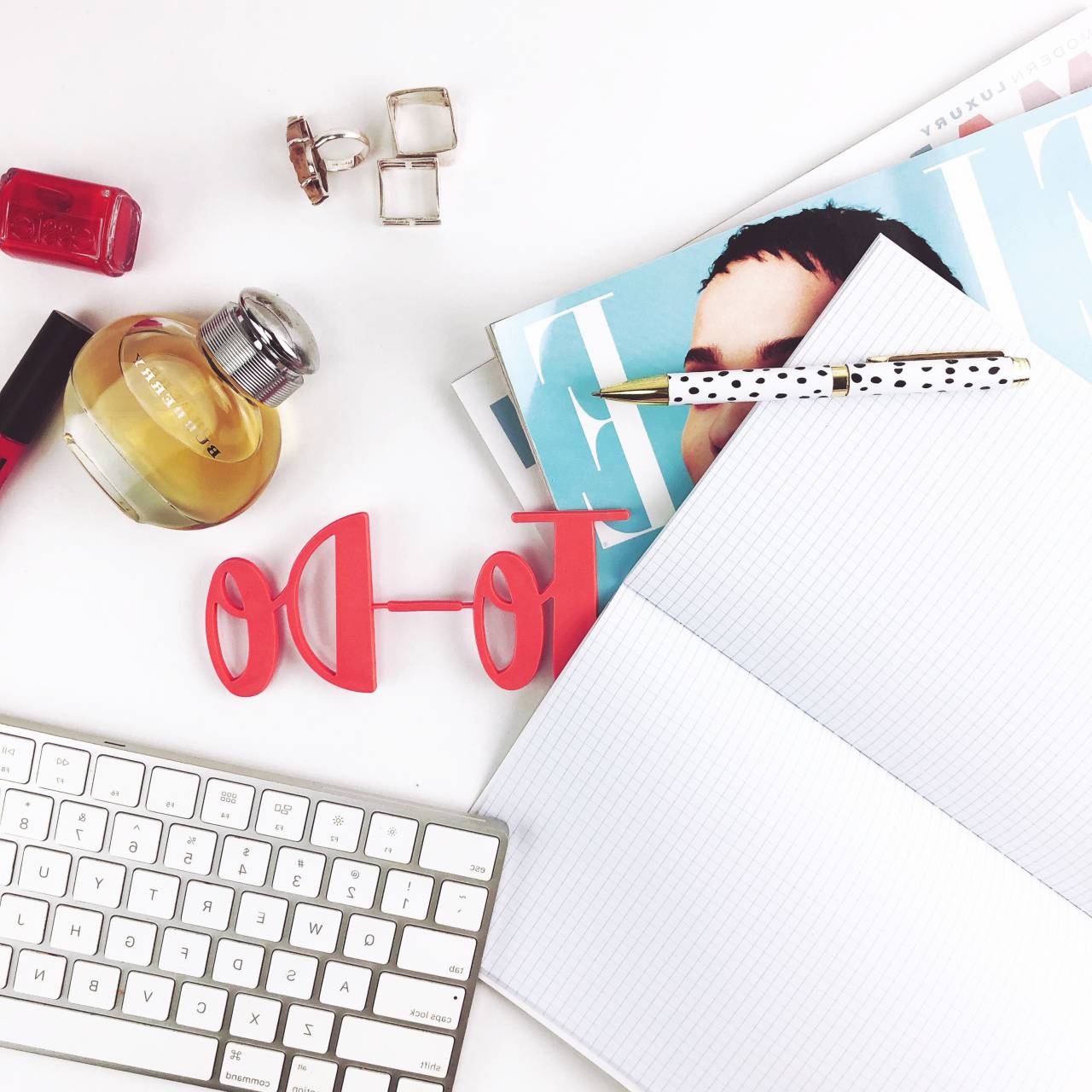 plano, escritorio, femenino, superior, teclado, notas, cuaderno, revista, joyería, perfume, bolígrafo, oficina, negocios, espacio de trabajo, empresario, autónomo,