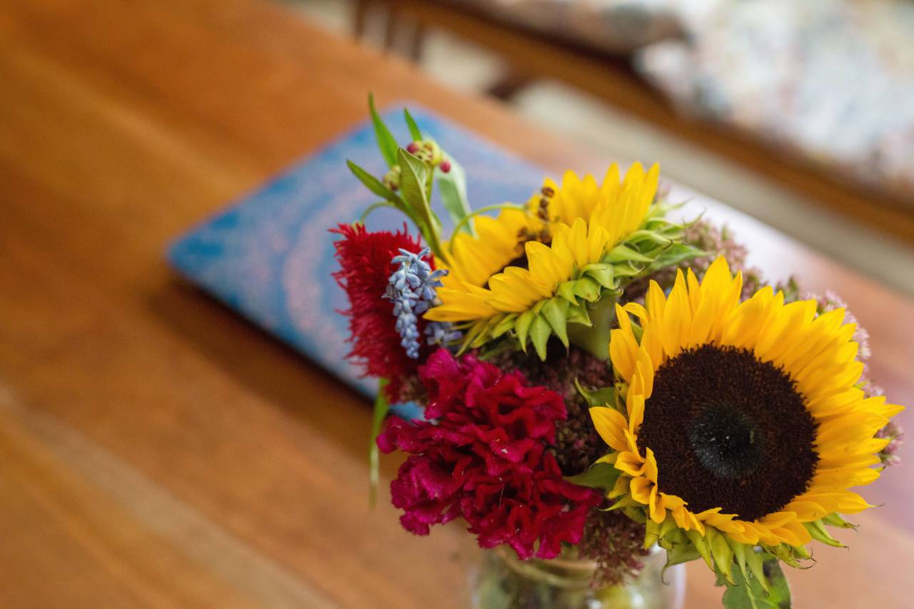 flower, vase, plant, glass, fresh, room, interior, decoration, daytime, decorative, home, decor, colorful, jar, table, sunflower, wood
, 