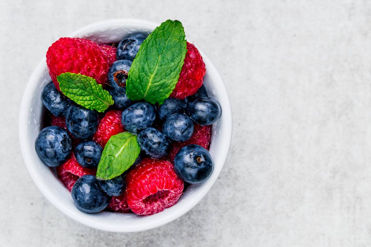 food, fruits, breakfast, fruit, hungry, tasty, white, mint, blueberries, bluberry, raspberry, raspberries, bowl, yummy
, 