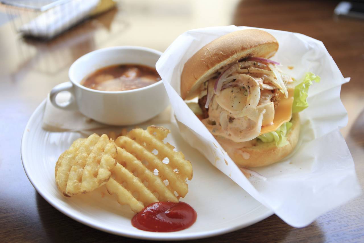 food, sandwich, potato, ketchup, sauce, dressing, leaves, cheese, green, vegetable, plate, table, kitchen
, 