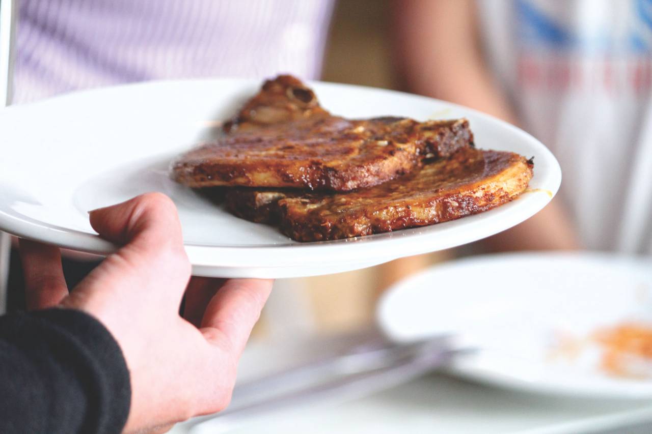 comida, viand, carne, cerdo, plato, restaurante, blanco, gente, mano, servir,