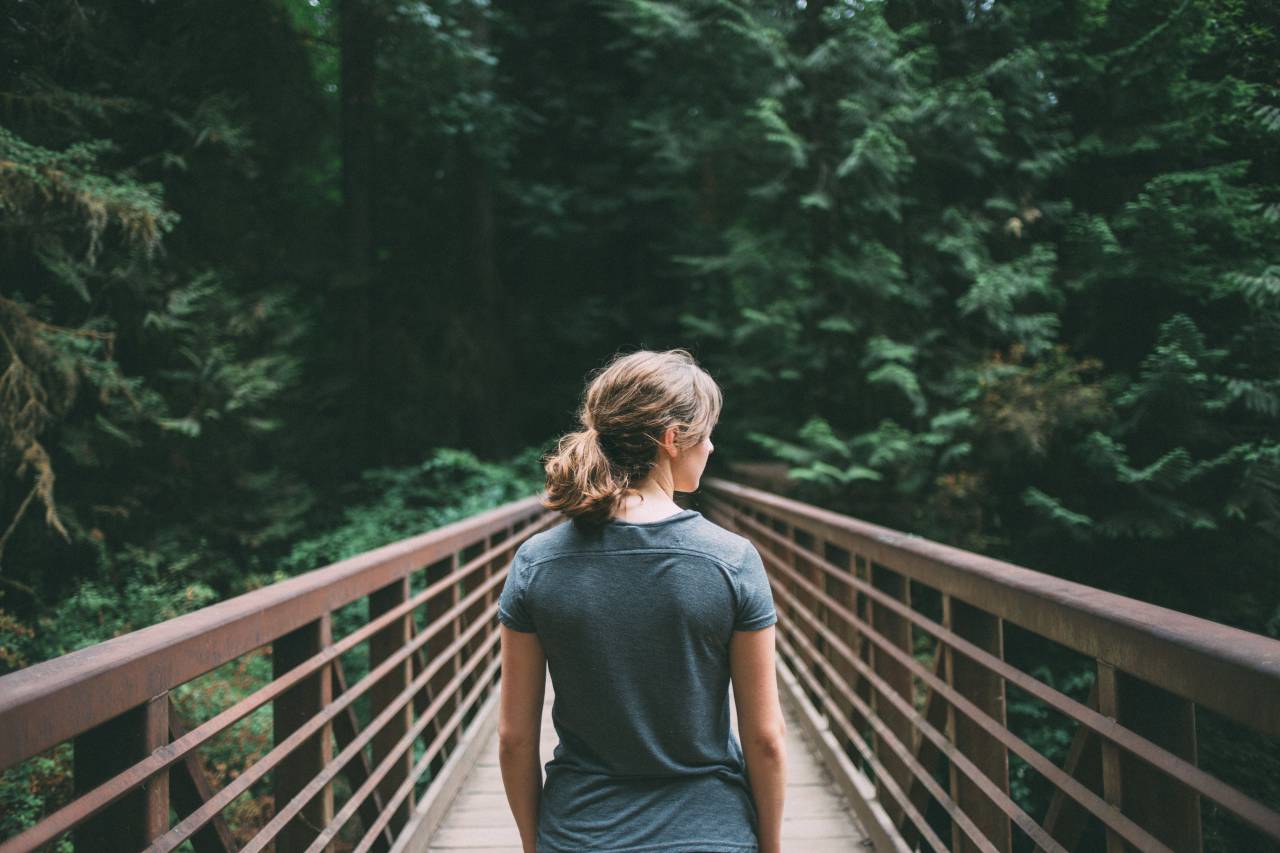Niña, mujer, senderismo, trekking, aire libre, naturaleza, puente, árboles, bosque, bosque, gente,