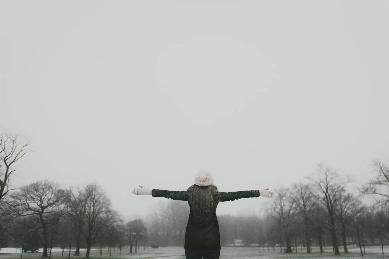 Niña, mujer, gente, sombrero, guantes, invierno, frío, nieve, cielo, gris, nublado, árboles, moda, chaqueta, abrigo,