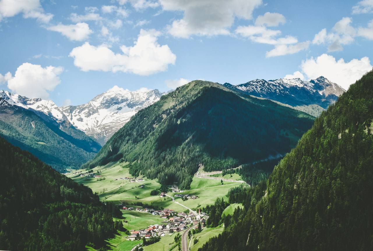 🥇 Image of green grass highland mountain valley peak summit - 【FREE ...