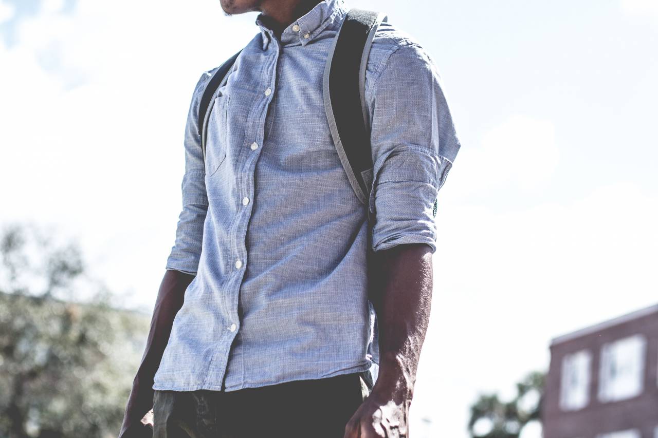 chico, hombre, moda, ropa, mochila, afroamericano, bokeh, edificio, plantas, árboles, calle, macho, luz del sol, nubes,