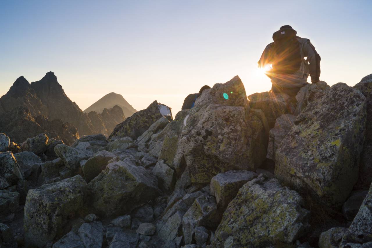 chico, hombre, macho, gente, espalda, naturaleza, montañas, rocas, viajes, trek, caminata, escalada, cumbre, picos, cielo, sol, rayos,