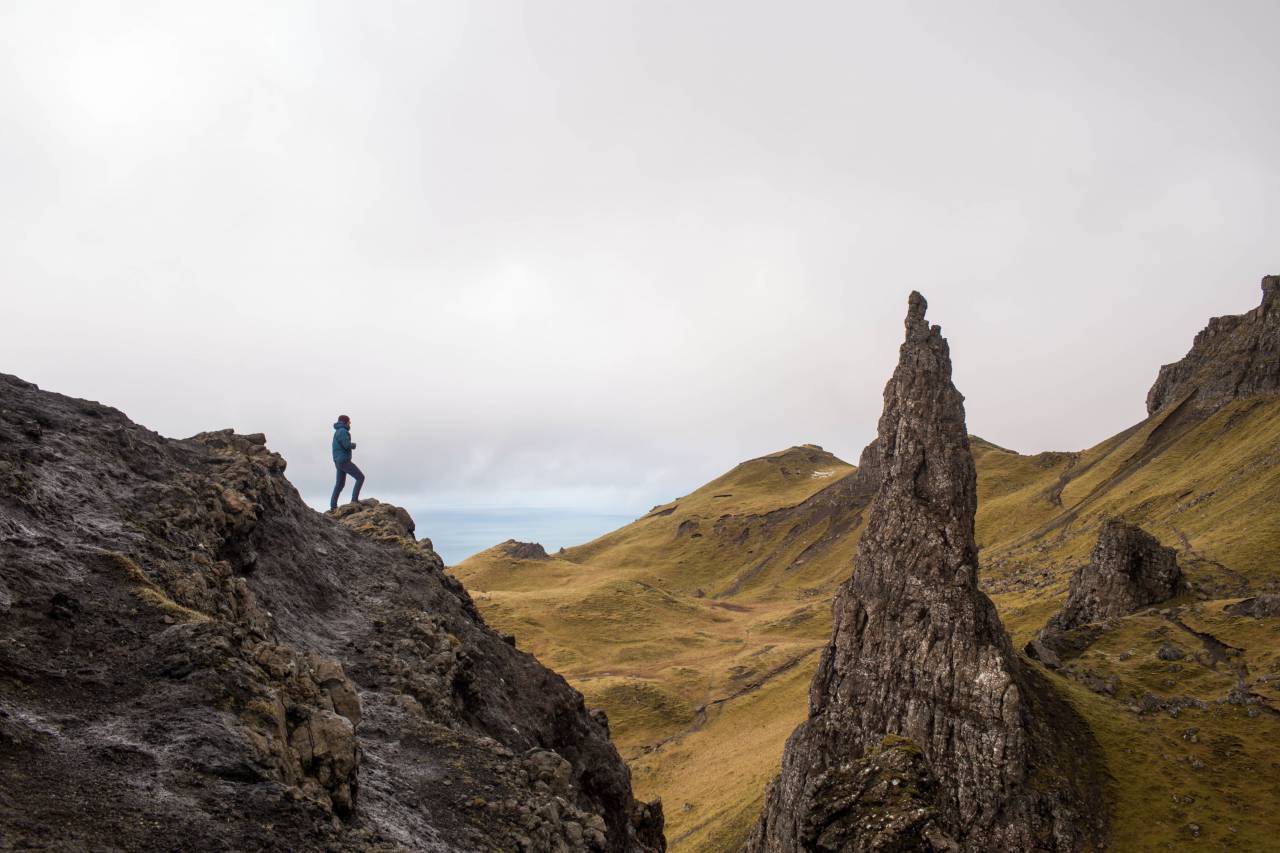 chico, hombre, gente, senderismo, trekking, aire libre, aventura, fitness, montañas, acantilados, colinas, cielo, nubes, nublado, valles, naturaleza, viajes,