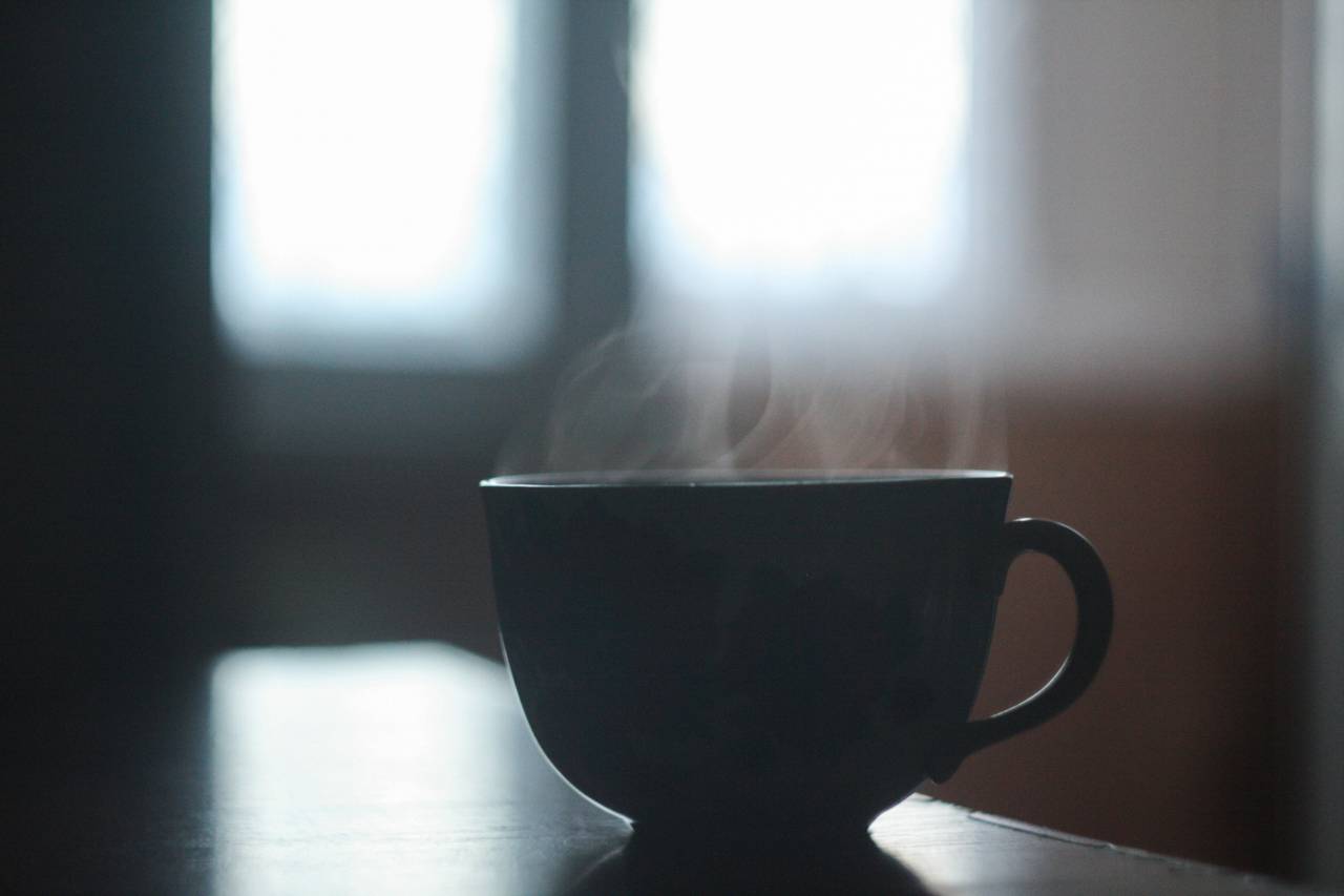 caliente, café, taza, taza, mesa, ventana,