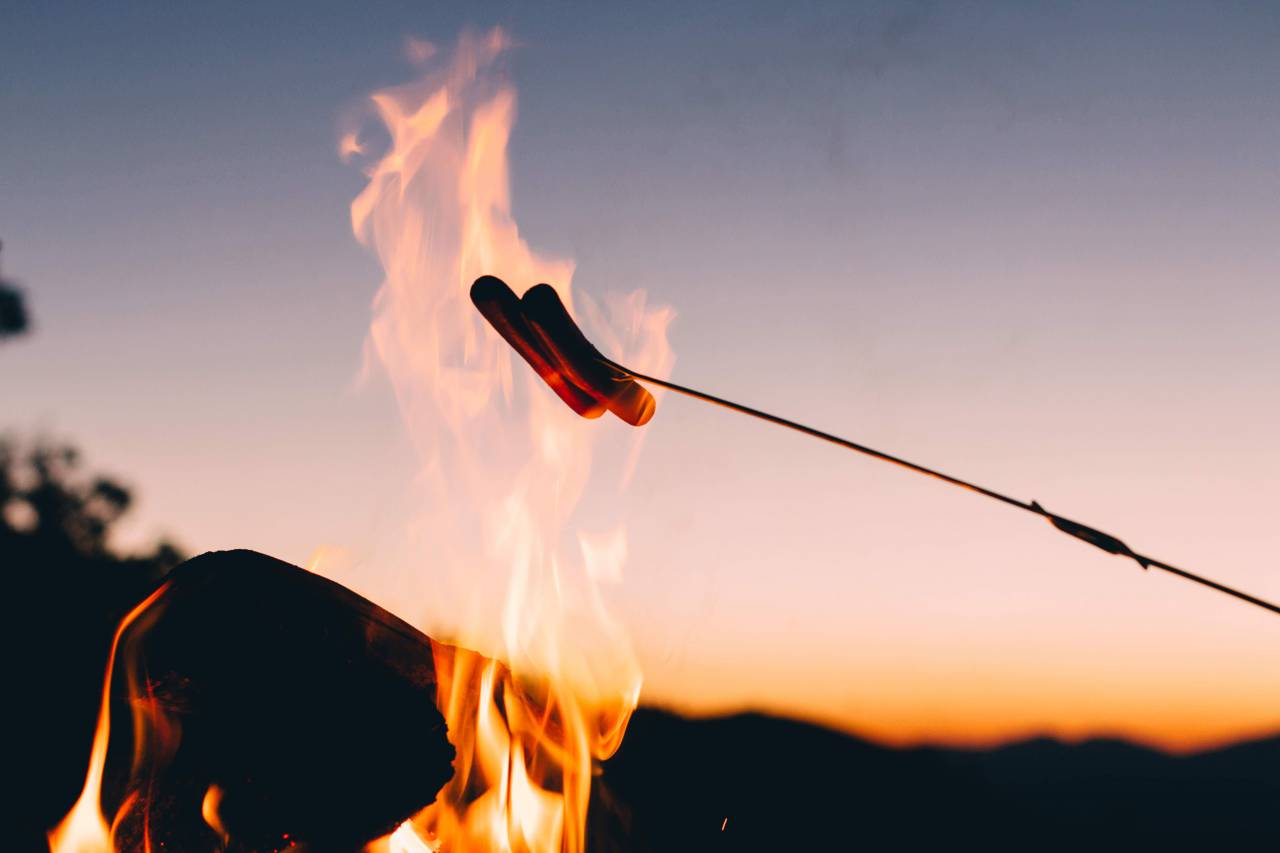 Hotdog, asado, fuego, palo, hoguera, cena, desayuno, almuerzo, playa, viajes, arena, amigos, océano, mar, vacaciones,