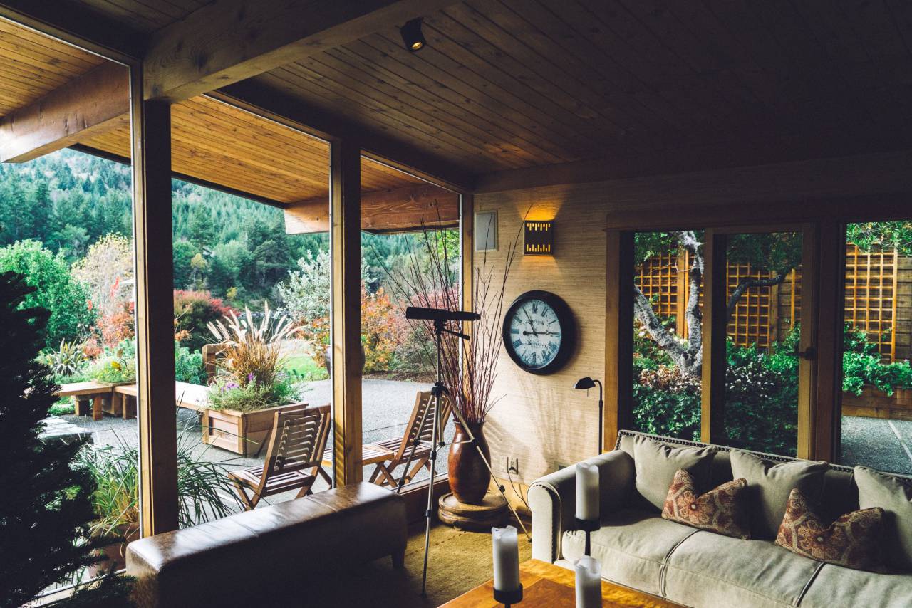 casa, hogar, residencia, interior, sala, sofá, sofás, sillas, lanai, patio, pared, reloj, florero, decorativo, plantas, jardín, garaje, velas, árboles, arbustos, recurso,