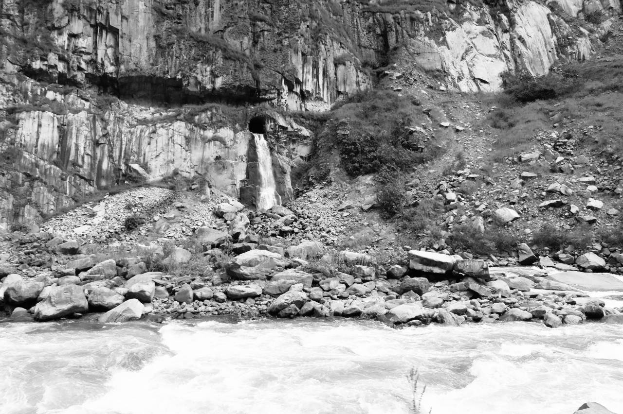 Hidroeléctrica, Perú, río, rápidos, agua, rocas, acantilados, naturaleza, blanco y negro,