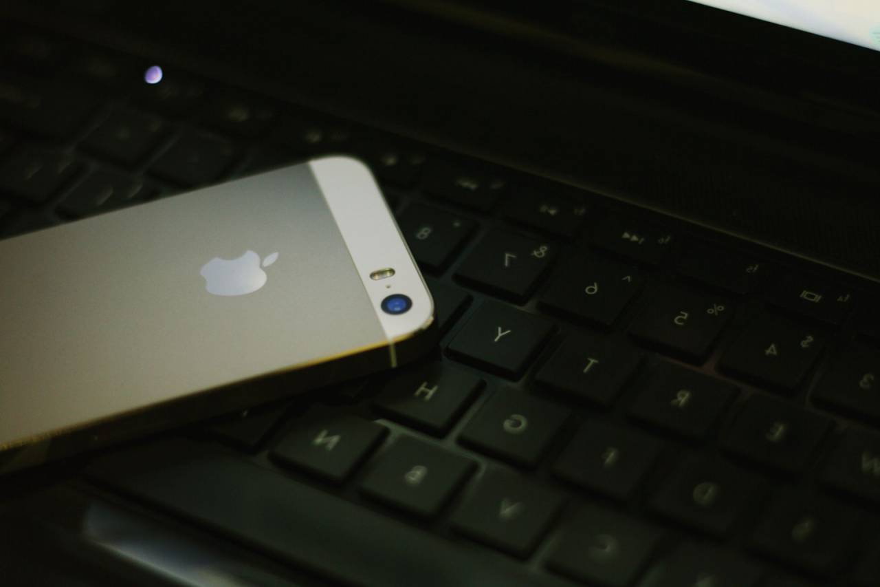 ordenador portátil, computadora, artilugio, moderno, tecnología, electrónica, investigación, trabajo, negocio, teclado, manzana, iphone, móvil, teléfono, pantalla táctil,