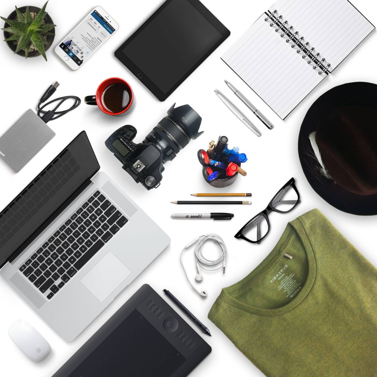 ordenador portátil, computadora, tableta, gorra, los anteojos, teléfono, café, bolígrafo, camisa, cámara, Dslr, fotografía, lápiz, cuaderno, auricular, ipad, cable usb, disco duro, planta, maceta, negocio, colegio, estudio,