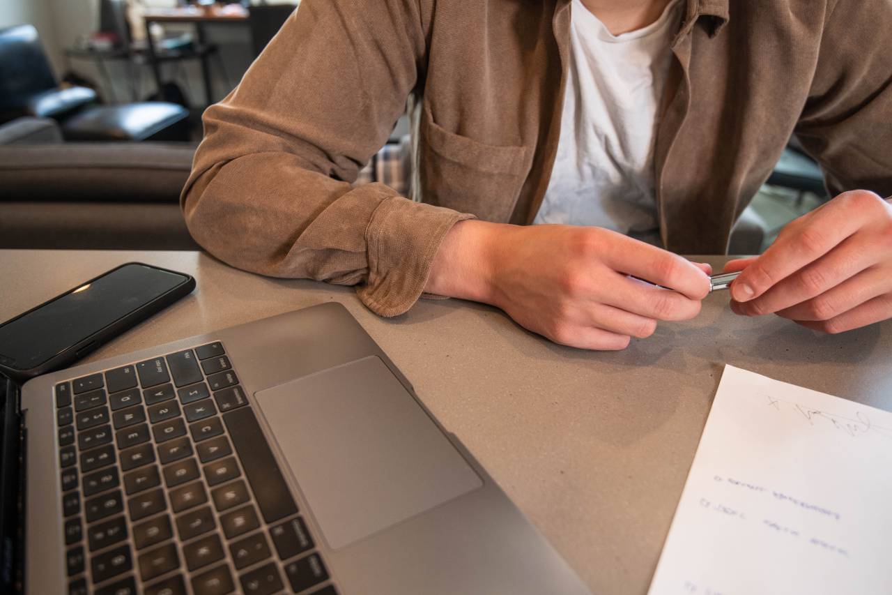 ordenador portátil, trabajando, desarrollador, diseñador, Macbook, negocio, escritorio, oficina, edificio, hombre, computadora, mesa, tecnología, en línea, persona, masculino, bolígrafo, papel, casa, mano, teléfono,