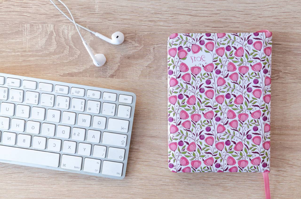 Estilo de vida, oficina, escritorio, portátil, planificador, flores, auriculares, earpods, teclado, negocios,
