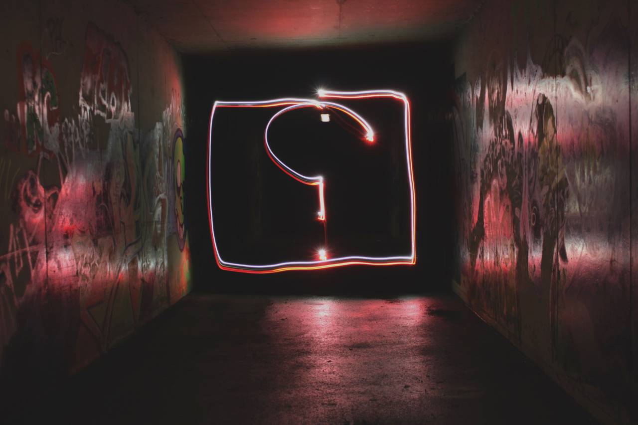 Luz, larga exposición, bombilla, signo de interrogación, caja, pared, túnel, oscuridad, noche, vándalo,
