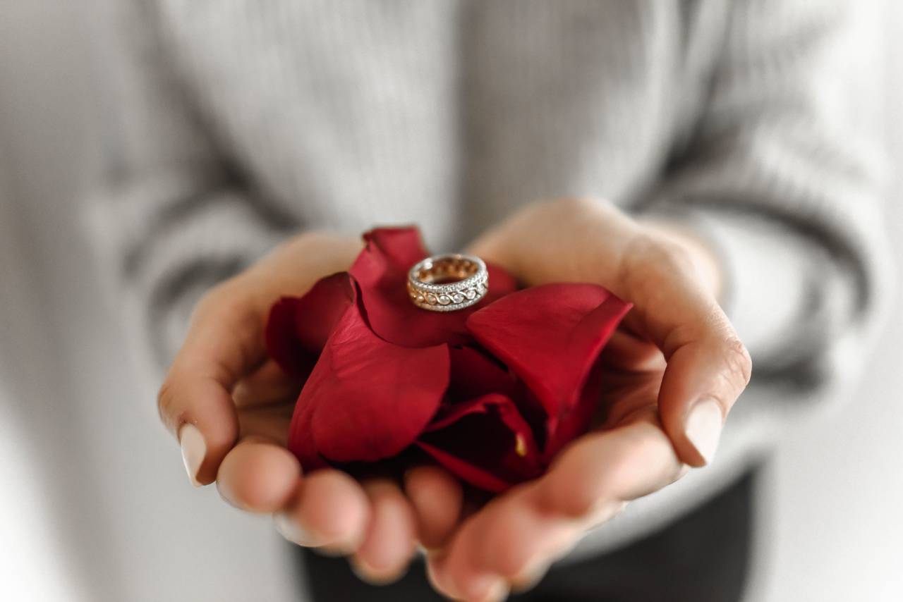 love, valentine's day, valentine, valentine's, flowers, heart, red, rose, petal, rose petal, bouquet, pink, romantic, candy, candy hearts, holiday, light, romance, bloom, girl, wallpaper, background, love background, couple, sweet, flatlay, colorful, floral, white, red r
, 