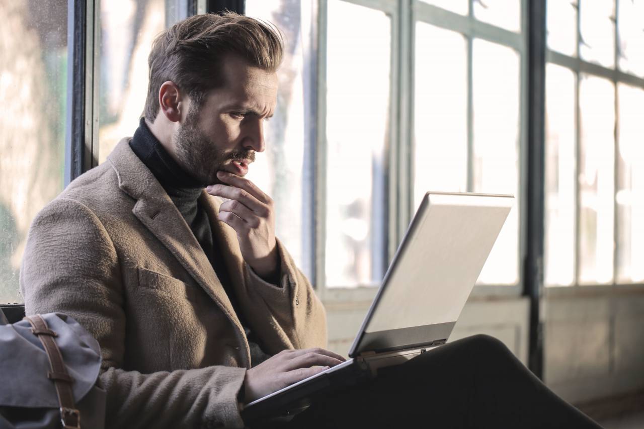 Hombre, profundo, pensamiento, computadora, preocupados, barba, oficina, negocios, tecnología, gente,